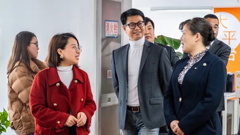 考察制作团队的实力，可以从以下几个方面入手：